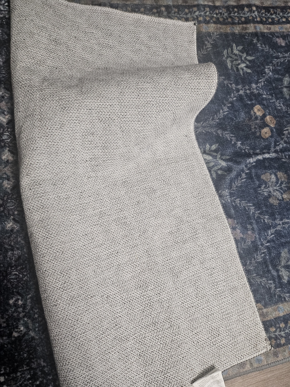 Throw Rug- 2x3 - Picture 4 of 4